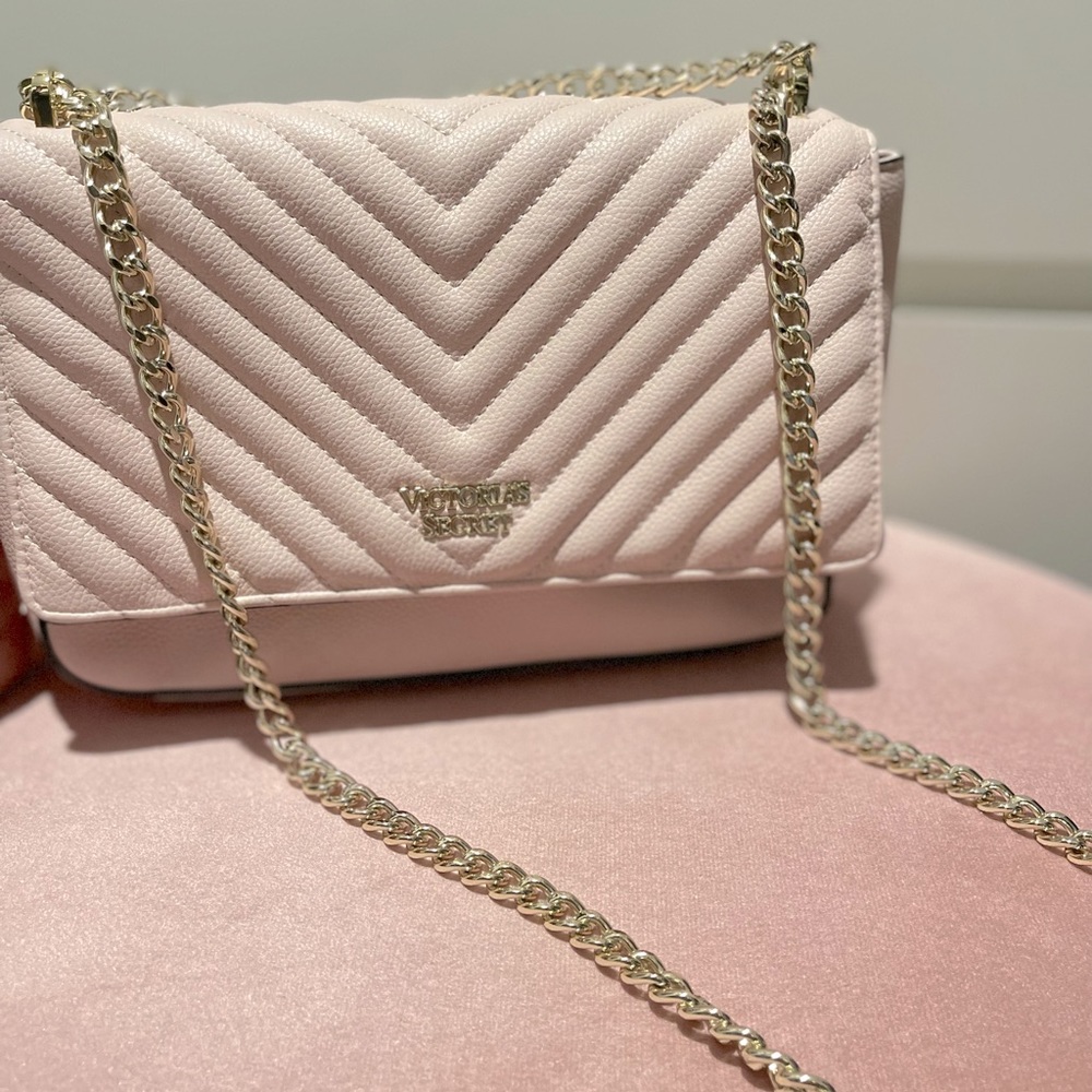 Light pink handbag with gold chain
